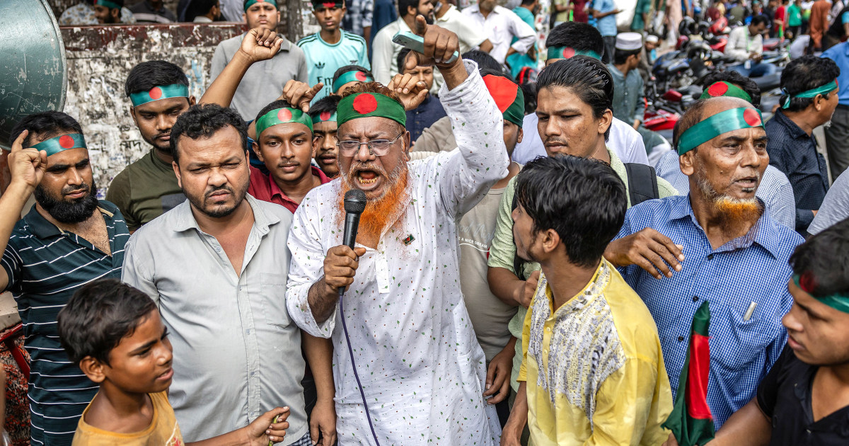 Manifestantes de Bangladesh atacam apoiadores da ex-primeira-ministra Hasina e assediam jornalistas