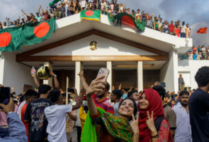 Manifestantes de Bangladesh pedem que o ganhador do prêmio Nobel Muhammad Yunus lidere