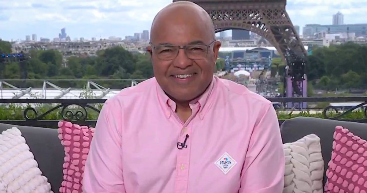 Mike Tirico fala sobre a conquista de medalhas dos EUA nas Olimpíadas de Paris, Snoop Dogg