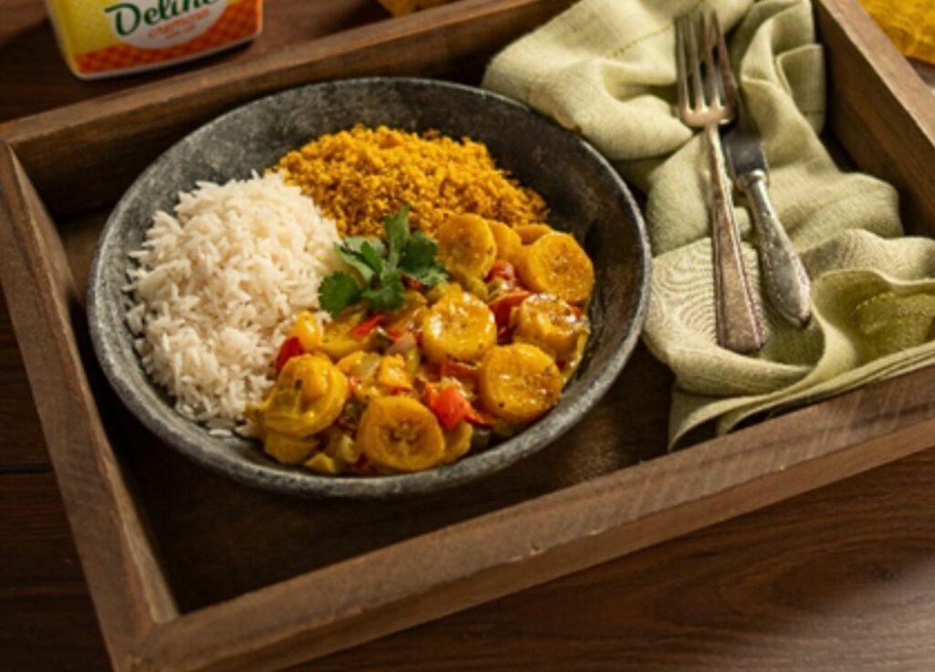 Moqueca de banana da terra com farofa de dendê