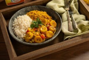 Moqueca de banana da terra com farofa de dendê