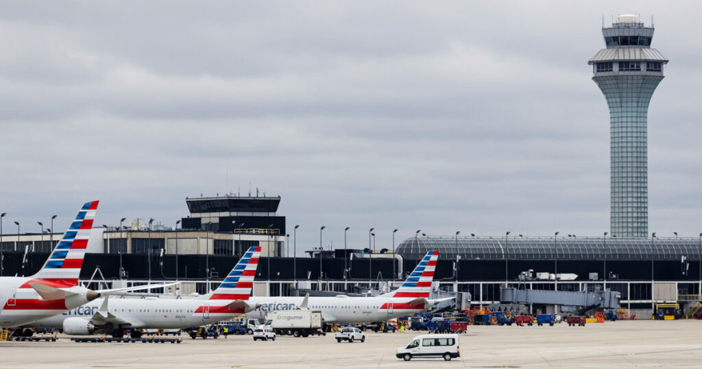 Mulher é encontrada morta no Aeroporto O'Hare de Chicago após relato de pessoa presa em maquinário