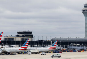 Mulher é encontrada morta no Aeroporto O'Hare de Chicago após relato de pessoa presa em maquinário