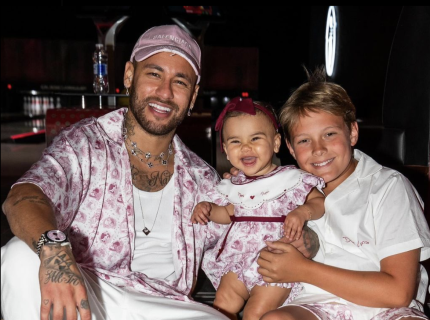 Neymar curte Dia dos Pais com Davi Lucca e Mavie na Arábia Saudita