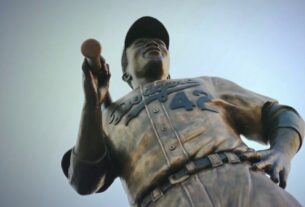 Nova estátua de Jackie Robinson retorna ao Kansas após original ter sido roubada