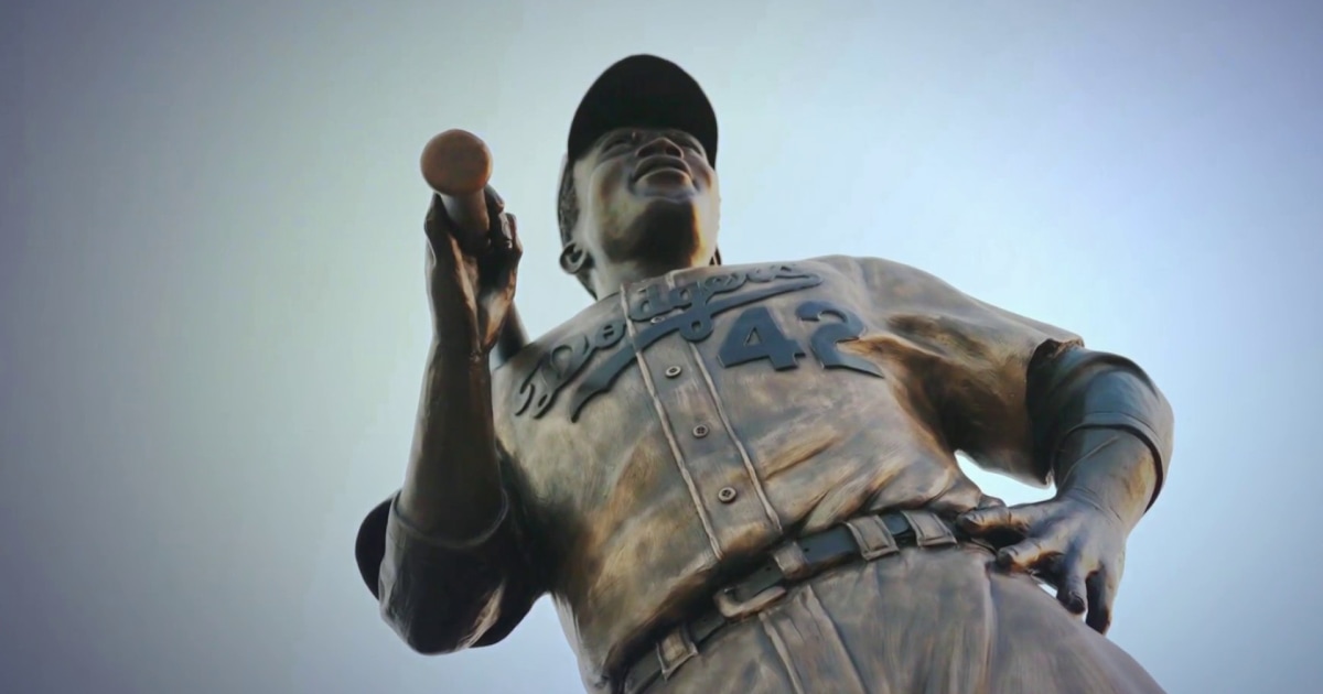 Nova estátua de Jackie Robinson retorna ao Kansas após original ter sido roubada