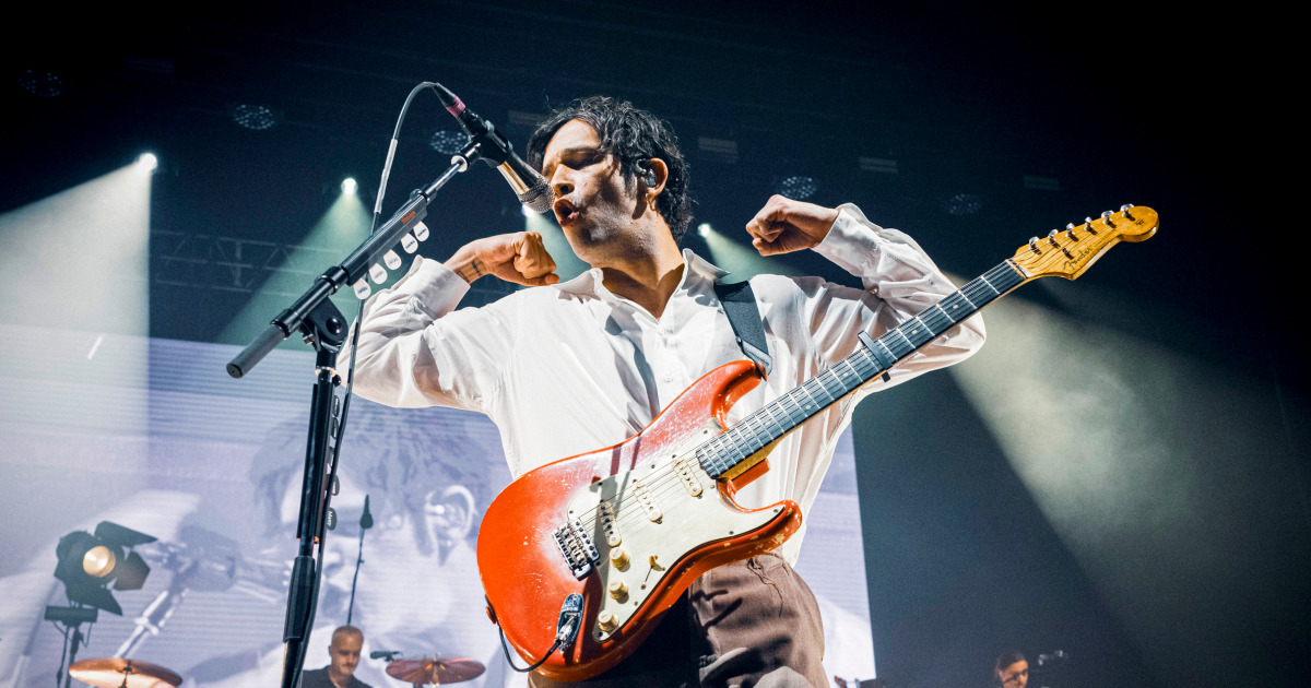 O 1975 é processado pelo beijo homossexual do cantor Matty Healy em protesto contra as leis anti-LGBTQ da Malásia