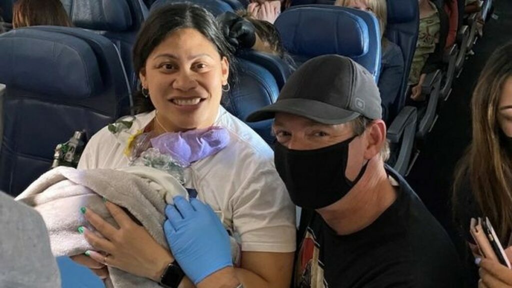 O bebê prematuro que teve 'sorte' de nascer em avião com médico e enfermeiras de UTI neonatal