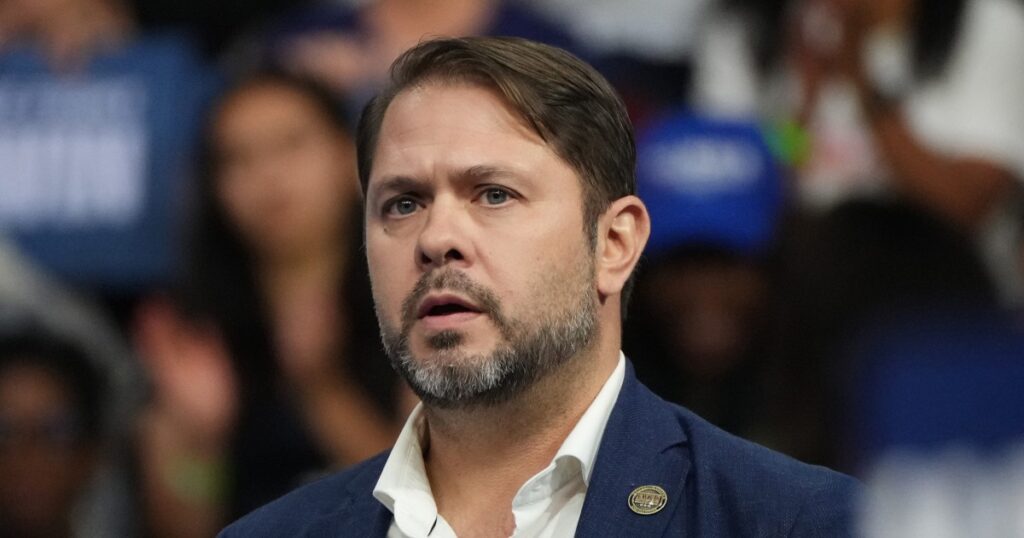 O democrata Ruben Gallego se inclina para a segurança da fronteira na corrida para o Senado do Arizona