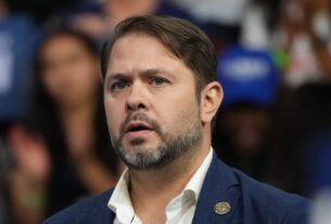 O democrata Ruben Gallego se inclina para a segurança da fronteira na corrida para o Senado do Arizona