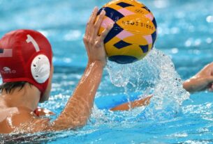 O goleiro de polo aquático masculino dos EUA, Adrian Weinberg, marca um gol de piscina cheia no estouro do cronômetro