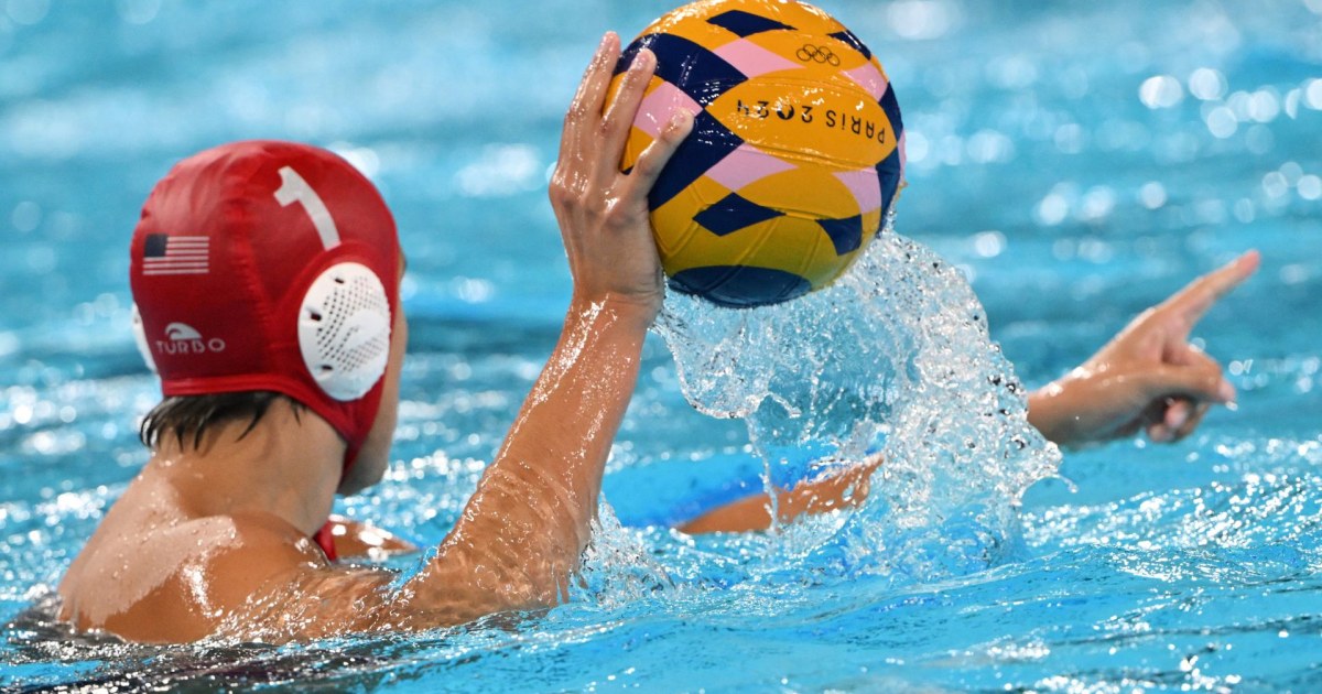 O goleiro de polo aquático masculino dos EUA, Adrian Weinberg, marca um gol de piscina cheia no estouro do cronômetro