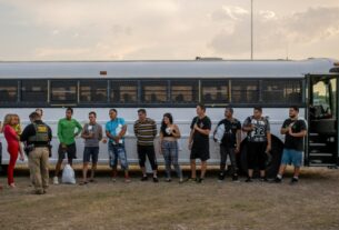 O governador do Texas, Greg Abbott, promete continuar transportando migrantes para o norte. Um problema: Não há migrantes suficientes.