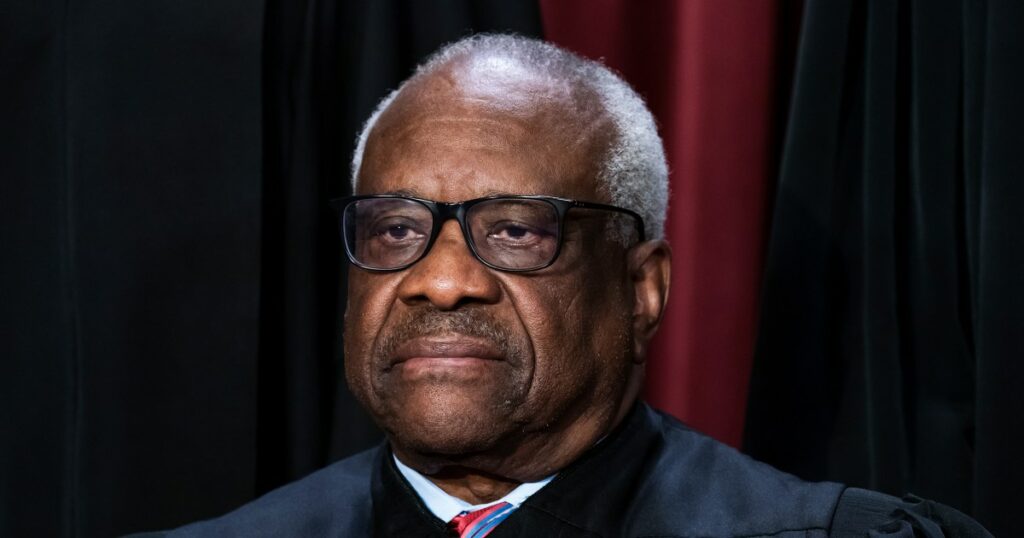 O juiz Clarence Thomas não revelou viagens adicionais de jato particular, diz senador democrata