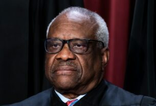 O juiz Clarence Thomas não revelou viagens adicionais de jato particular, diz senador democrata