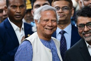 O laureado com o Nobel Yunus chega a Bangladesh para liderar o governo interino