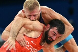 O lutador de luta livre de 74 kg da equipe dos EUA, Kyle Dake, ganha o bronze nas Olimpíadas de Paris