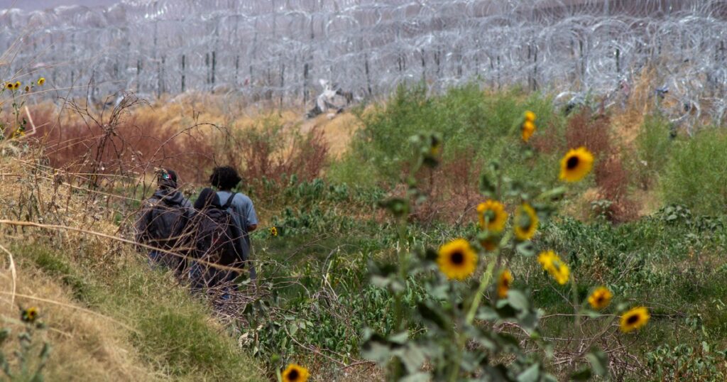 O número de migrantes em cidades fronteiriças e algumas grandes cidades dos EUA caiu drasticamente, dizem os operadores de abrigos