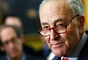 O senador democrata Chuck Schumer tenta remover a imunidade presidencial