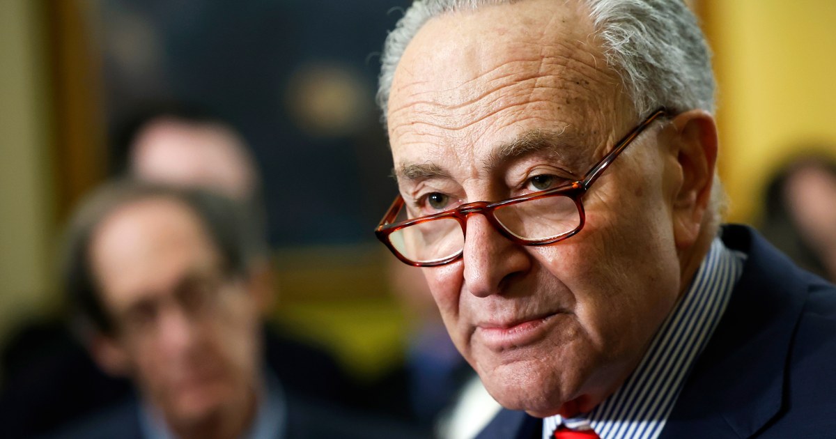 O senador democrata Chuck Schumer tenta remover a imunidade presidencial