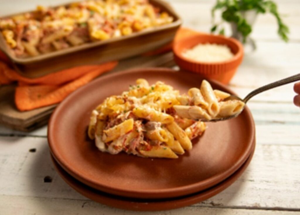 Penne cremoso com carne de sol na nata