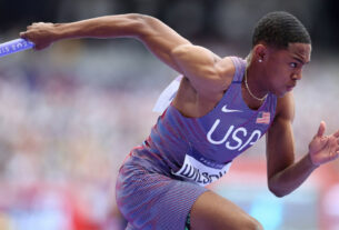 Quincy Wilson corre a primeira etapa do revezamento 4x400 pelos EUA até a final