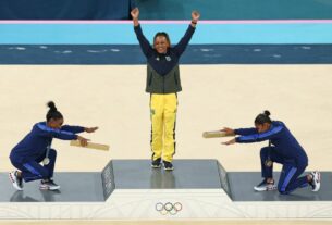 Rebeca Andrade é reverenciada por Simone Biles no pódio em imagem histórica