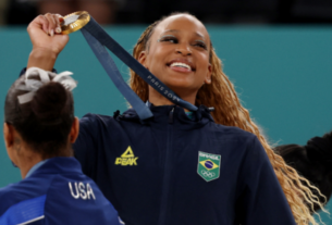 Rebeca Andrade ganha medalha de ouro após solo impecável