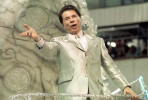 Silvio Santos no desfile  em sua homenagem da escola Tradição, no Carnaval de 2001 (Reprodução)