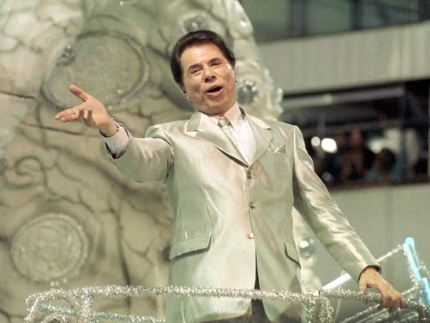 Silvio Santos no desfile  em sua homenagem da escola Tradição, no Carnaval de 2001 (Reprodução)