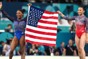 Simone Biles ganha medalha de ouro olímpica na ginástica individual geral, enquanto Suni Lee leva o bronze