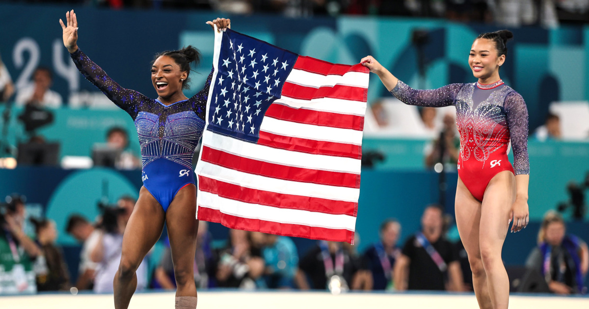 Simone Biles ganha medalha de ouro olímpica na ginástica individual geral, enquanto Suni Lee leva o bronze