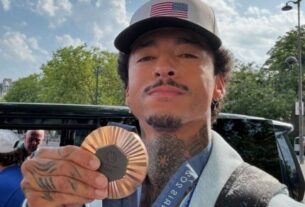 Skatista Nyjah Huston mostra medalha olímpica corroída dias após conquista