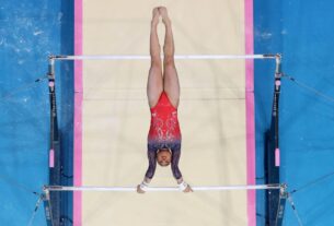 Suni Lee se apresenta nas barras assimétricas na final da ginástica geral feminina