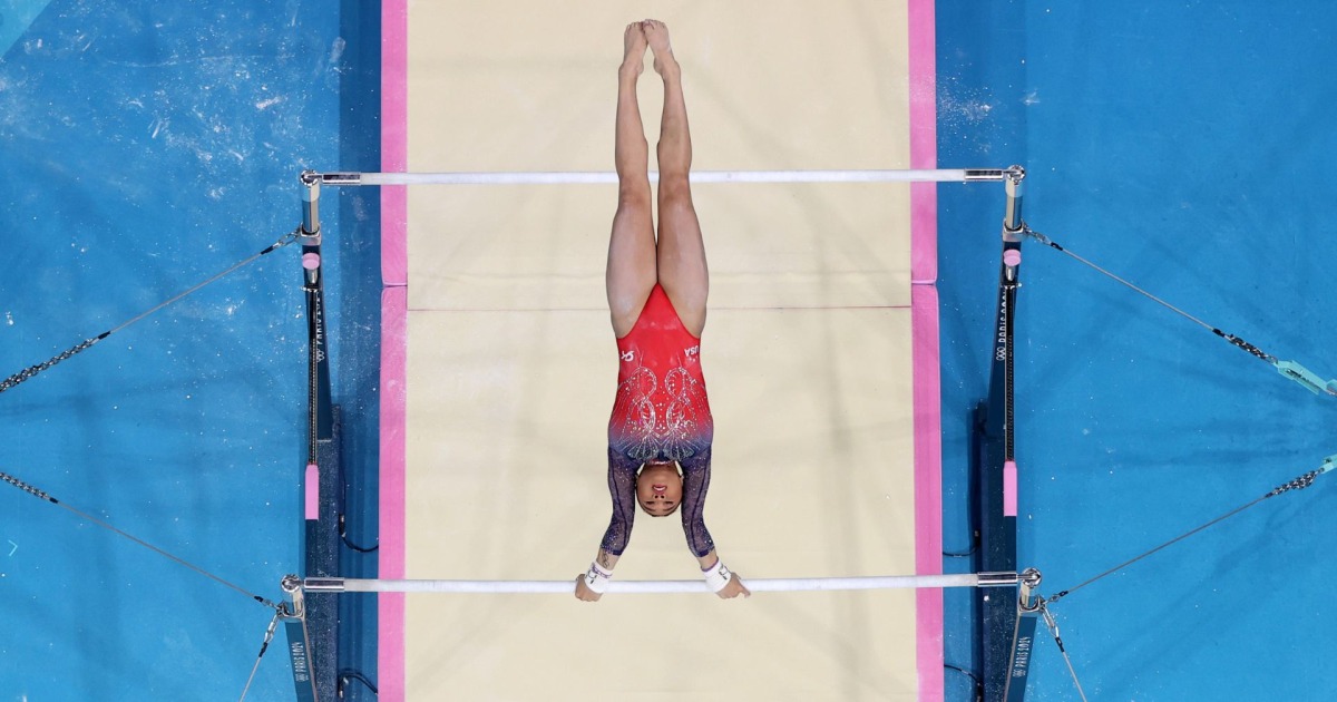 Suni Lee se apresenta nas barras assimétricas na final da ginástica geral feminina