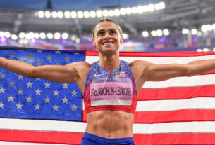 Sydney McLaughlin-Levrone estabelece recorde mundial a caminho da medalha de ouro nos 400 metros com barreiras