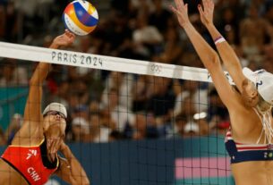 Taryn Kloth e Kristen Nuss derrotam a China em emocionante jogo de vôlei de praia chuvoso