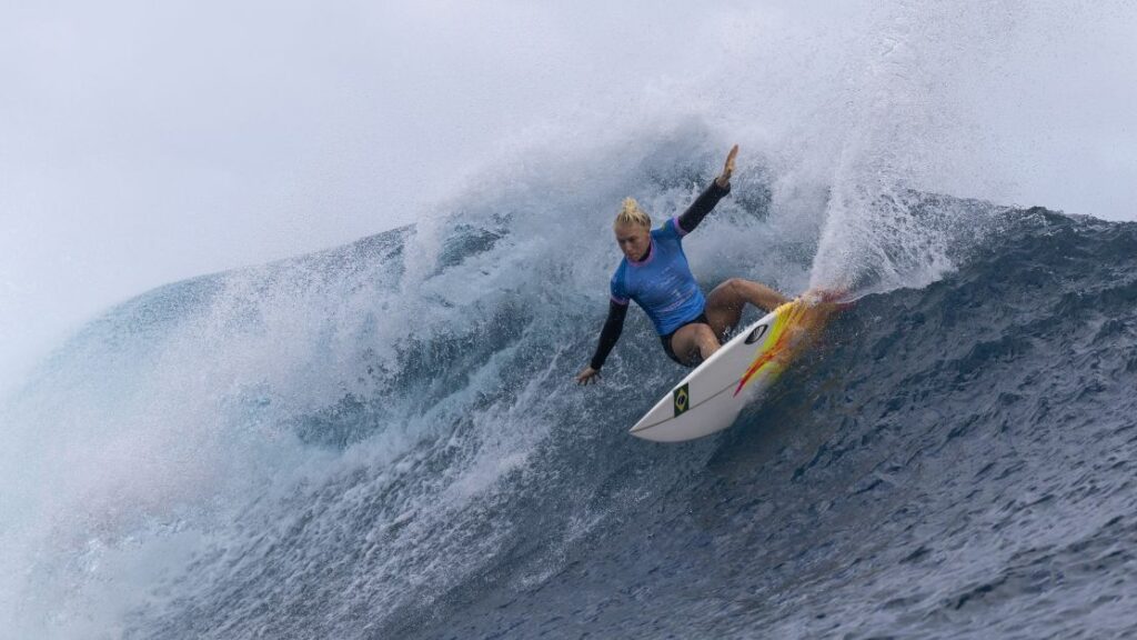 Tati Weston-Webb é prata no surfe após derrota para americana na final