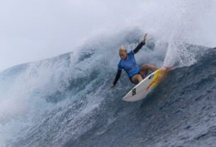 Tati Weston-Webb é prata no surfe após derrota para americana na final