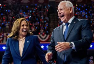 Tim Walz se junta a Kamala Harris no palco do primeiro comício como companheiro de chapa