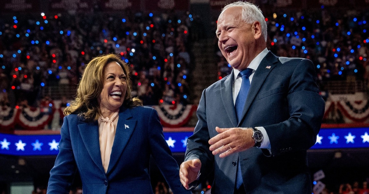 Tim Walz se junta a Kamala Harris no palco do primeiro comício como companheiro de chapa