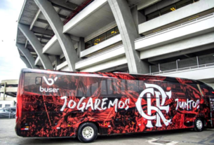 Torcedores do Bolívar apedrejam ônibus do Flamengo na saída do estádio em La Paz