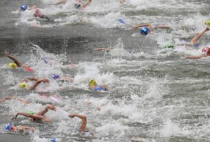 Triatletas são hospitalizados após nadarem no rio Sena; Bélgica desiste de prova