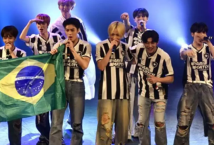 Banda de K-pop sul-coreana, a NTX, se apresentou em Niterói vestindo a camisa do Botafogo (Cristina Granato)