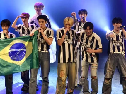 Banda de K-pop sul-coreana, a NTX, se apresentou em Niterói vestindo a camisa do Botafogo (Cristina Granato)