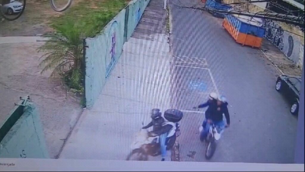 Vídeo: professor é morto a tiros em frente a escola no interior de SP