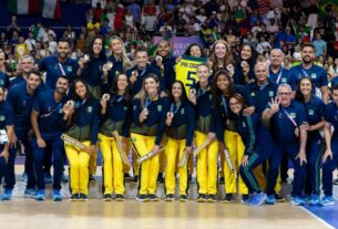 Vôlei Feminino: campeã da Superliga pelo Gerdau Minas é homenageada no pódio