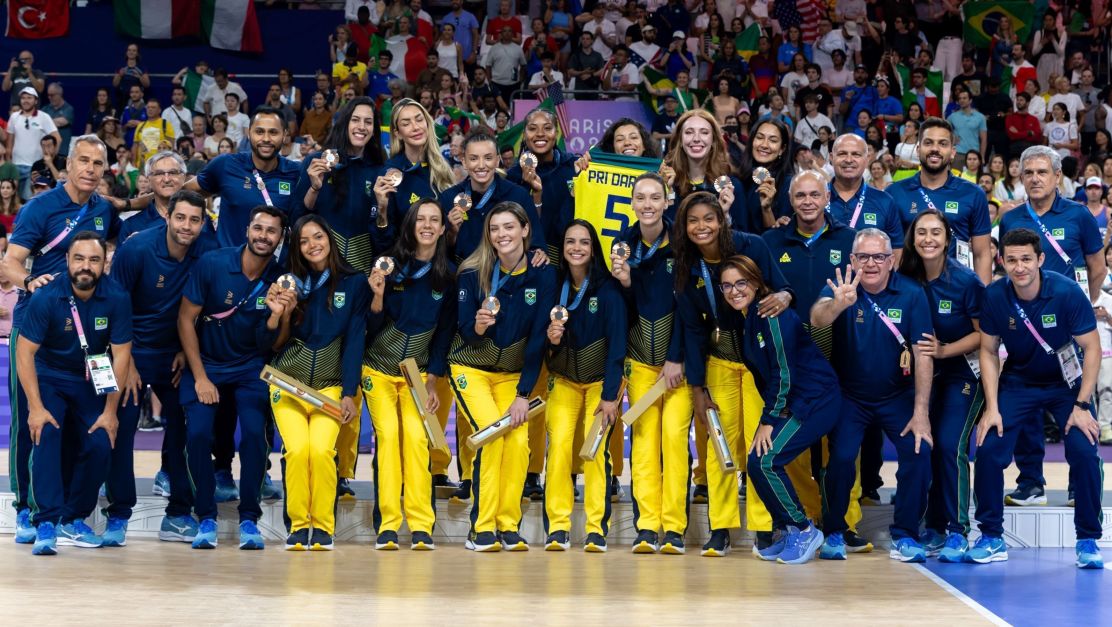 Vôlei Feminino: campeã da Superliga pelo Gerdau Minas é homenageada no pódio