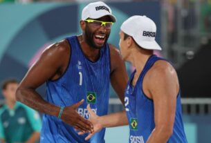 Vôlei de praia em Paris: Evandro e Arthur vencem holandeses e vão às quartas