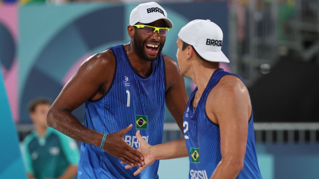 Vôlei de praia em Paris: Evandro e Arthur vencem holandeses e vão às quartas